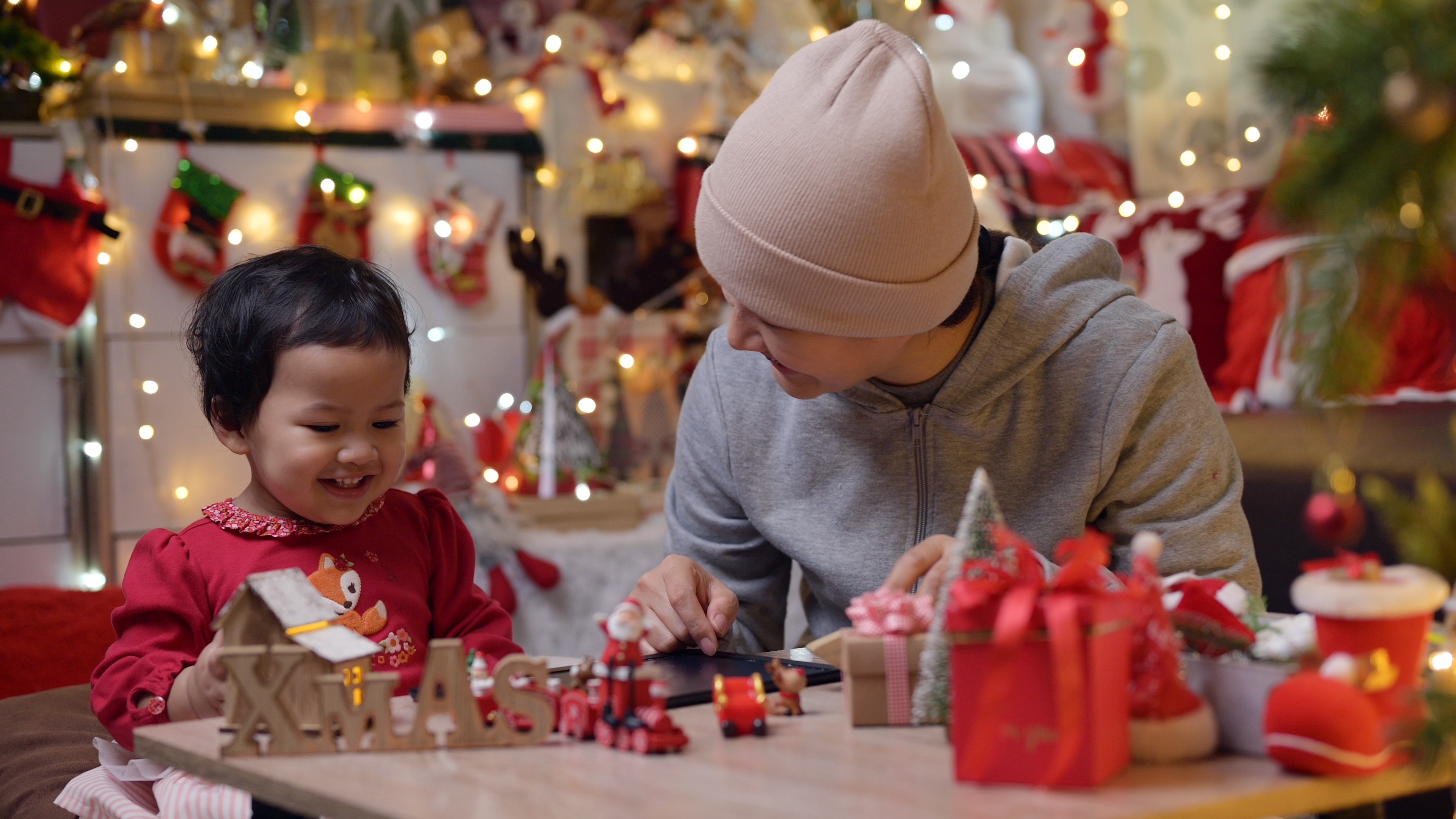 permainan natal keluarga, kegiatan seru natal, permainan bersama si kecil, Bunda, si Kecil